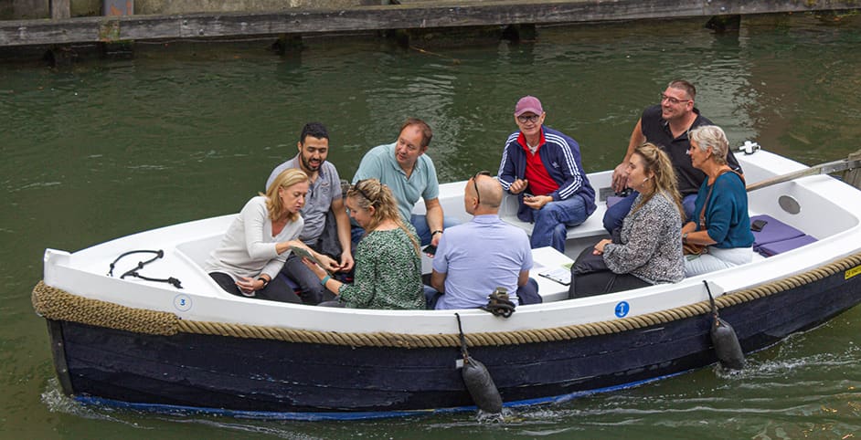 Bedrijfsuitje op de grachten in Amsterdam