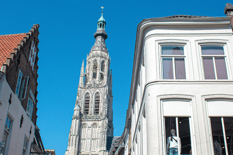 kerktoren in Winkelstraat Breda